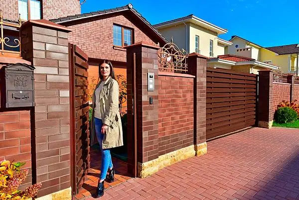 Электрозащелка для калитки в подарок при покупке въездных ворот Prestige